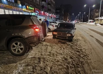 Фото: ГАИ Новокузнецка ищет очевидцев ДТП, случившегося 9 января на улице Обнорского 1