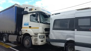 Фото: В Кузбассе столкнулись грузовик и пассажирский автобус: четыре человека госпитализированы 1