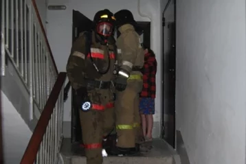Фото: В Новокузнецке пожар заблокировал пять человек в подъезде жилого дома 1