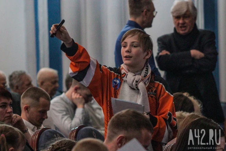 Фото: «Вы сделали то, чего не было никогда»: Цивилёв наградил игроков хоккейного клуба «Кузбасс» 19