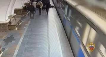 Фото: В московском метро женщина толкнула знакомого на прибывающий поезд 1