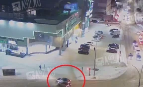 В Кемерове напротив крупного ТРЦ столкнулись два автомобиля: момент ДТП попал на видео