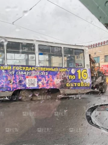 Фото: Очевидцы: в Кемерове трамвай сошёл с рельсов 2