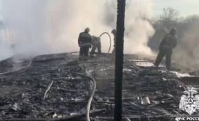 МЧС показало кадры тушения крупного пожара в кузбасском городе: площадь составила 200 квадратов