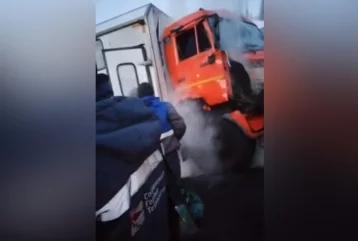 Фото: В Кузбассе вахтовый автобус с шахтёрами врезался в грузовик, есть пострадавший 1