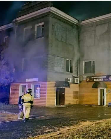 В Новокузнецке 18 человек два часа тушили пожар в сауне