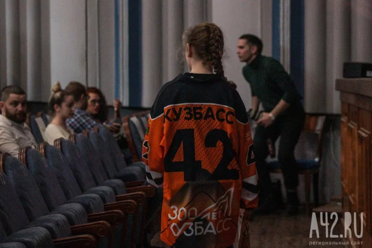 Фото: «Вы сделали то, чего не было никогда»: Цивилёв наградил игроков хоккейного клуба «Кузбасс» 20
