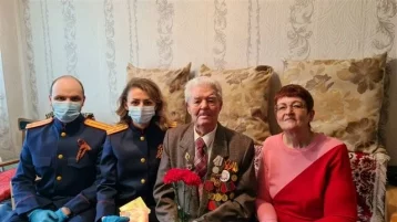 Фото: В Кемерове следователи поздравили 94-летнего ветерана ВОВ с Днём Победы  1
