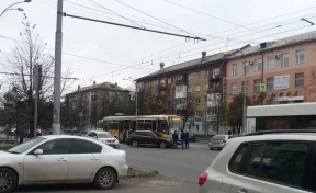 В Кемерове внедорожник BMW врезался в трамвай