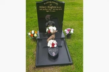 Фото: Житель Великобритании похоронил жену на кладбище домашних животных 1