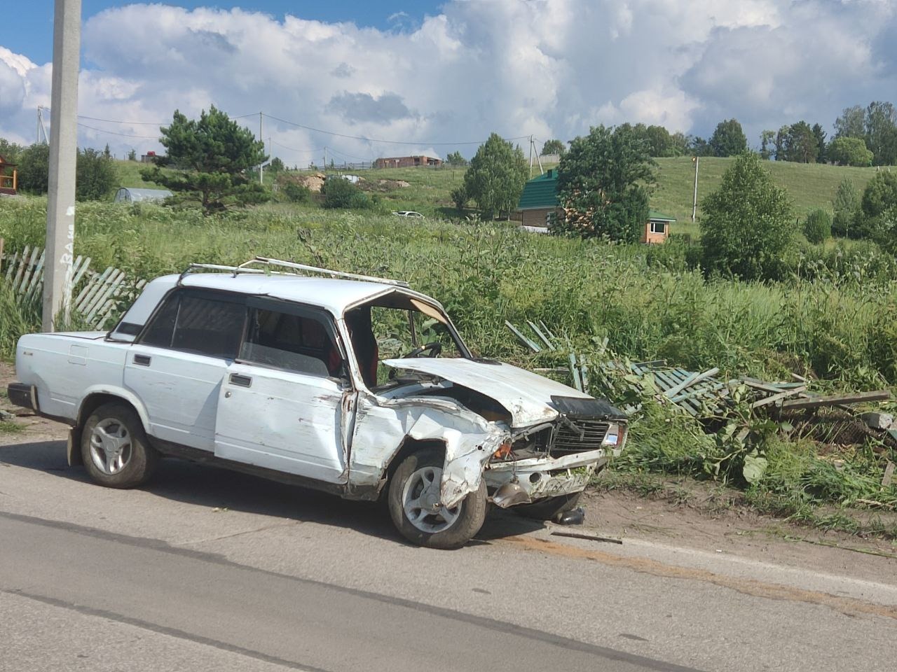 В Кузбассе пьяный автомобилист врезался в опору ЛЭП: погиб пассажир
