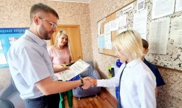 Фото: В Кемерове дети нашли на улице банковские карты и отнесли в полицию: их наградили 1