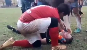 Фото: В Аргентине футболист во время матча избил судью за красную карточку 1