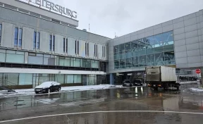 Грузовик с едой снёс облицовку здания аэропорта в Санкт-Петербурге