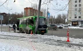 В Тюмени маршрутный автобус врезался в опору камеры фотофиксации, пострадали 10 человек