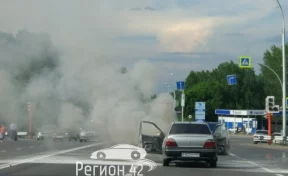 На выезде из Кемерова из-за горящей иномарки сформировалась пробка