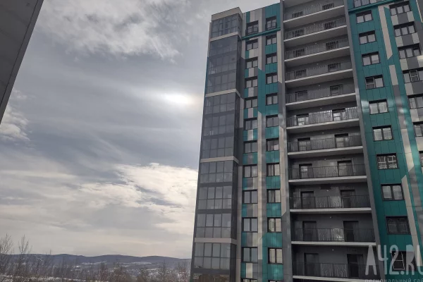 Очевидцы: в Кемерове 17-летний подросток выпал из окна 14 этажа