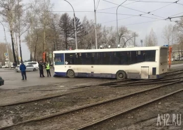 Фото: Появилось видео аварии с автобусом на проспекте Шахтёров в Кемерове 1