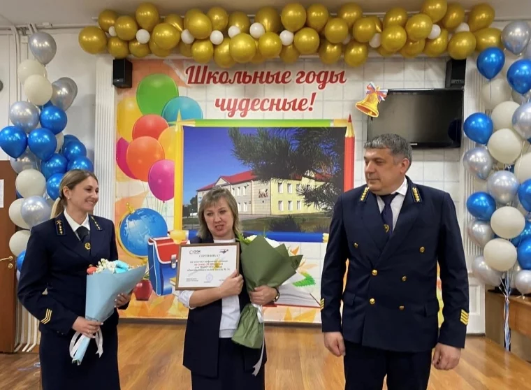 Фото: Работники АО «СУЭК-Кузбасс» поздравили школьников с последним звонком 2