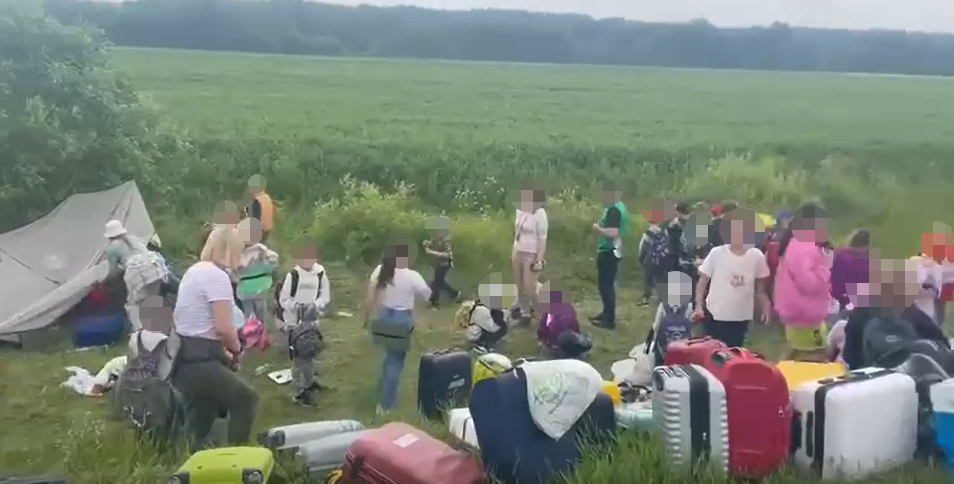 В Калужской области водитель автобуса бросил группу детей на трассе 