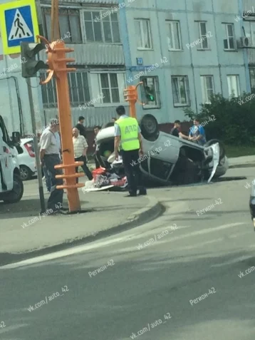 Фото: Напротив «Ленты» в Кемерове перевернулся автомобиль 1