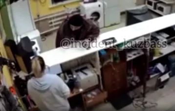 Фото: Угрожал женщине с ребёнком: появилось видео нападения на ломбард в Кузбассе 1