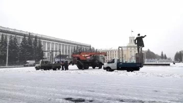 Фото: На площади Советов в Кемерове началась подготовка к установке новогодней ели 1