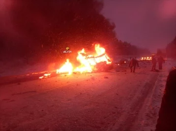 Фото: «Одна машина сгорела»: на трассе Новосибирск — Кемерово произошло массовое ДТП с пострадавшими 1