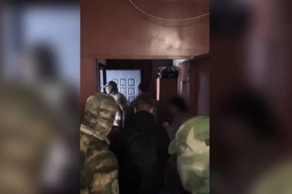 Двое мужчин арендовали жильё в Новокузнецке для помощи телефонным мошенникам