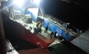 Спасатели МЧС эвакуировали экипаж грузового судна, потерпевшего бедствие во льдах Охотского моря