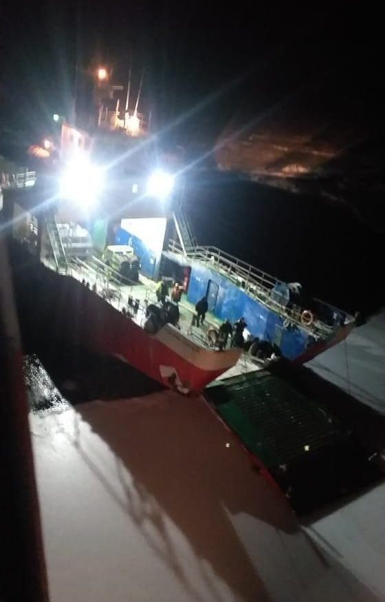 Спасатели МЧС эвакуировали экипаж грузового судна, потерпевшего бедствие во льдах Охотского моря