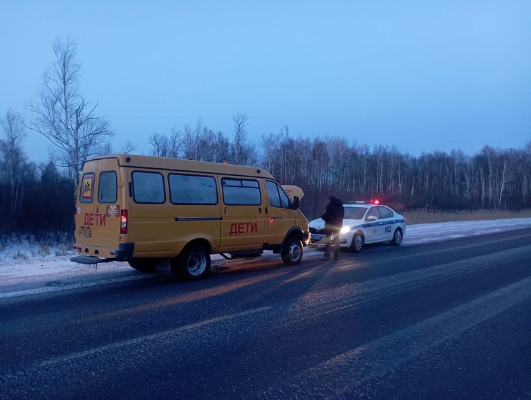 Инспекторы ГАИ помогли водителю школьного автобуса с детьми, заглохшего на трассе