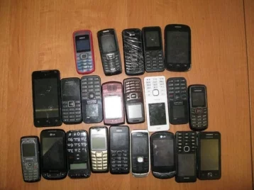 Фото: Кузбассовец пытался перебросить 22 сотовых телефона через забор колонии 1