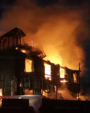 В Сургуте во время пожара в дачном доме ночью погибли 3 взрослых и 4 детей