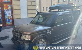 Во Владивостоке мужчина угнал внедорожник, протаранил несоколько автомобилей и устроил гонки с полицией