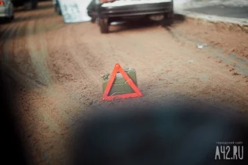 Фото: Автомобиль вылетел с дороги и врезался в теплотрассу в Кузбассе 1