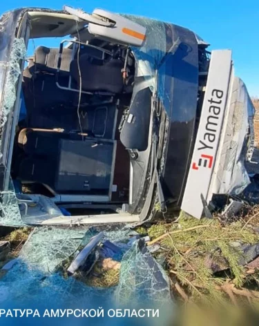 Прокуратура: в салоне опрокинувшегося в Амурской области автобуса было более 50 человек