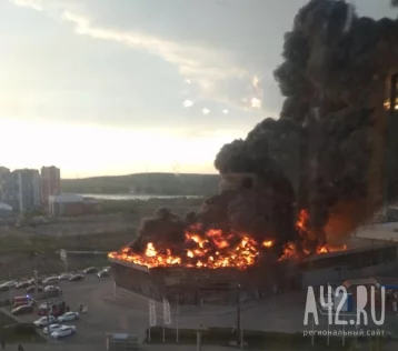 Фото: Из-за пожара в кемеровском автосалоне в городе начались пробки 1