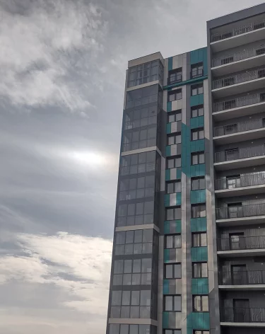 Очевидцы: в Кемерове 17-летний подросток выпал из окна 14 этажа