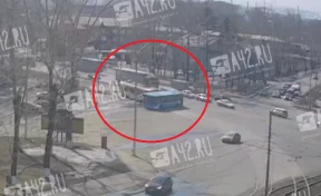 В Кемерове трамвай столкнулся с автобусом: момент ДТП попал на видео