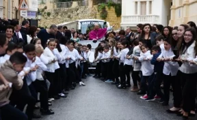 На Мальте священник прокатился в запряжённом десятками детей Porsche