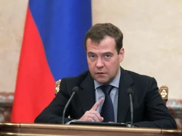 Фото:  Медведев пообещал за два года поднять МРОТ до прожиточного минимума  1