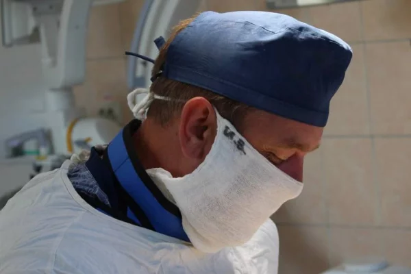 В Прокопьевске хирург сшил ребёнку разрезанные сухожилия трёх пальцев