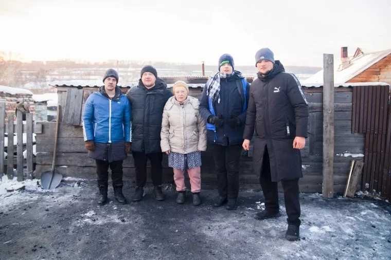 Фото: Зиму встретим с углём: единороссы помогли семье мобилизованного кузбассовца 2