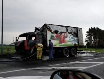 Фото: На кузбасской трассе загорелся грузовик с кегами 1