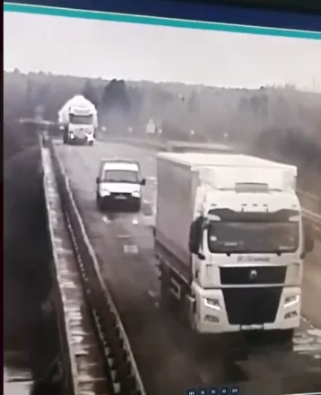 Фото: На федеральной трассе в Кировской области мост через реку просел под грузовиками, движение закрыто 1