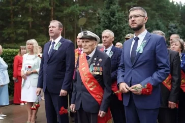 Фото: В Кемерове на Красной горке возложили цветы в память о погибших шахтёрах 2