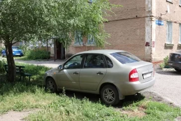 Фото: В Кемерове водителей массово штрафуют за парковку на газоне: прошёл очередной рейд 2