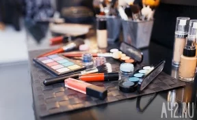 Опрос показал, что жительницы Кузбасса стали реже делать макияж перед работой