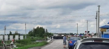 Фото: КамАЗ снёс барьер на железнодорожном переезде и врезался в грузовой поезд под Новосибирском 1